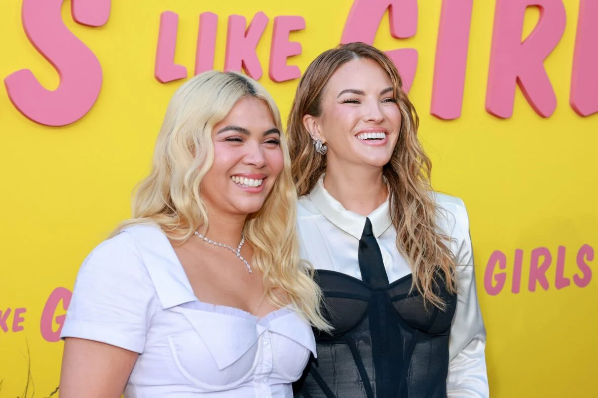 Hayley Kiyoko e Becca Tilley na estreia de Girls Like Girls