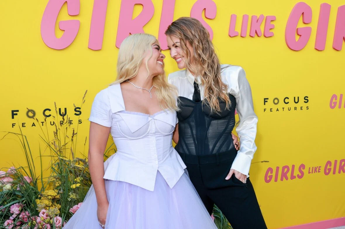 Hayley Kiyoko e Becca Tilley na estreia de Girls Like Girls