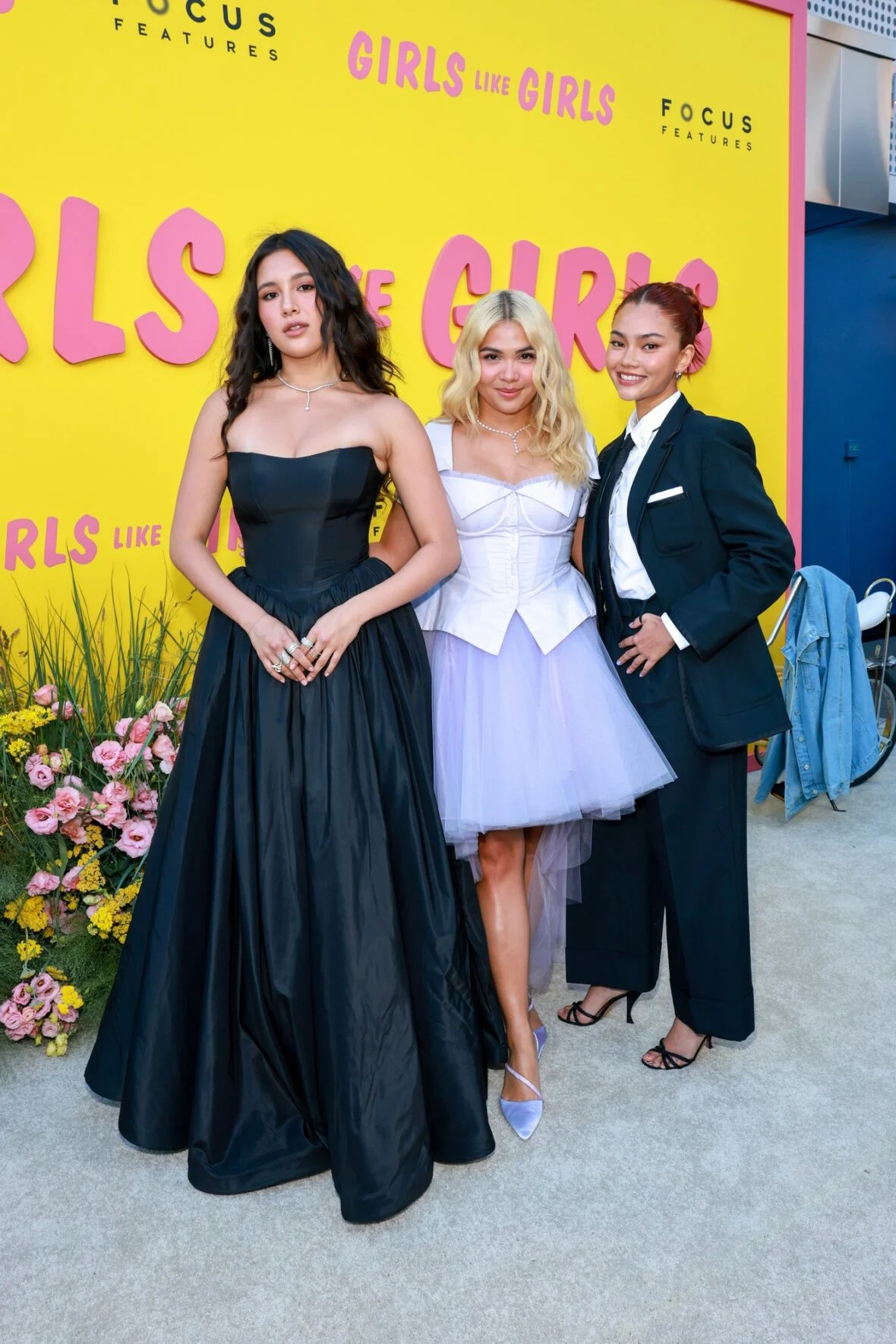 Maya da Costa, Hayley Kiyoko e Myra Molloy na estreia de Girls Like Girls