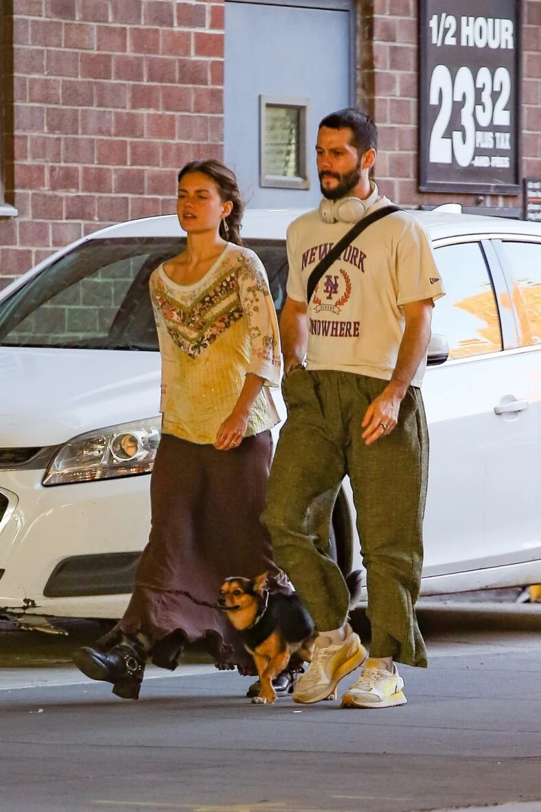 Dylan O'Brien caminha ao lado de Rachael Lange