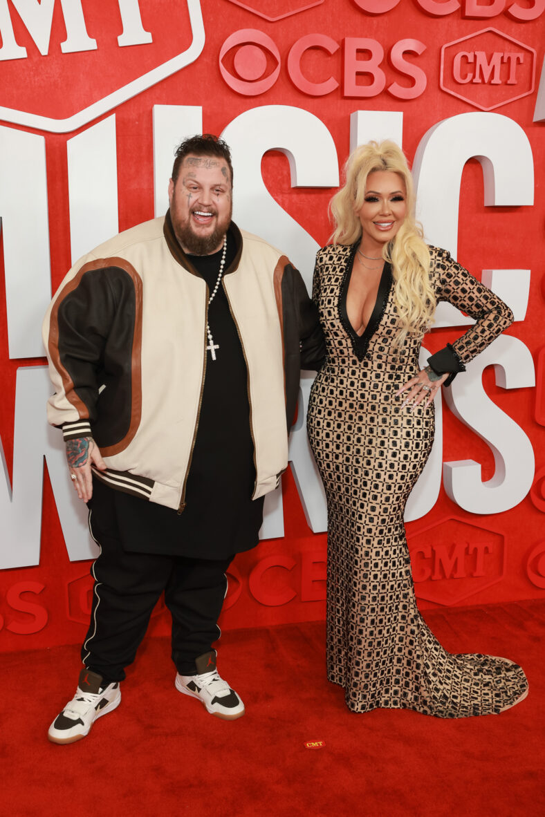 Bunnie Xo e Jelly Roll no tapete vermelho