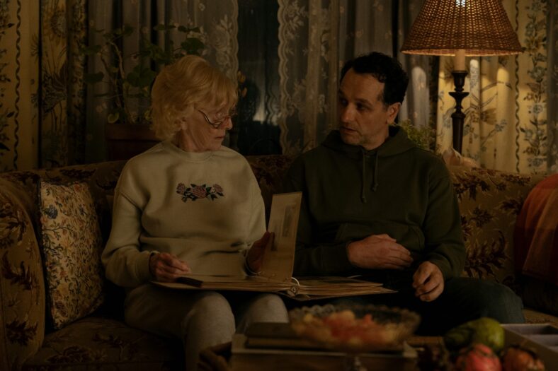 K Callan e Matthew Rhys em um still para