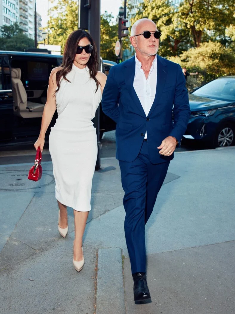 Lauren Sanchez e Jeff Bezos de mãos dadas