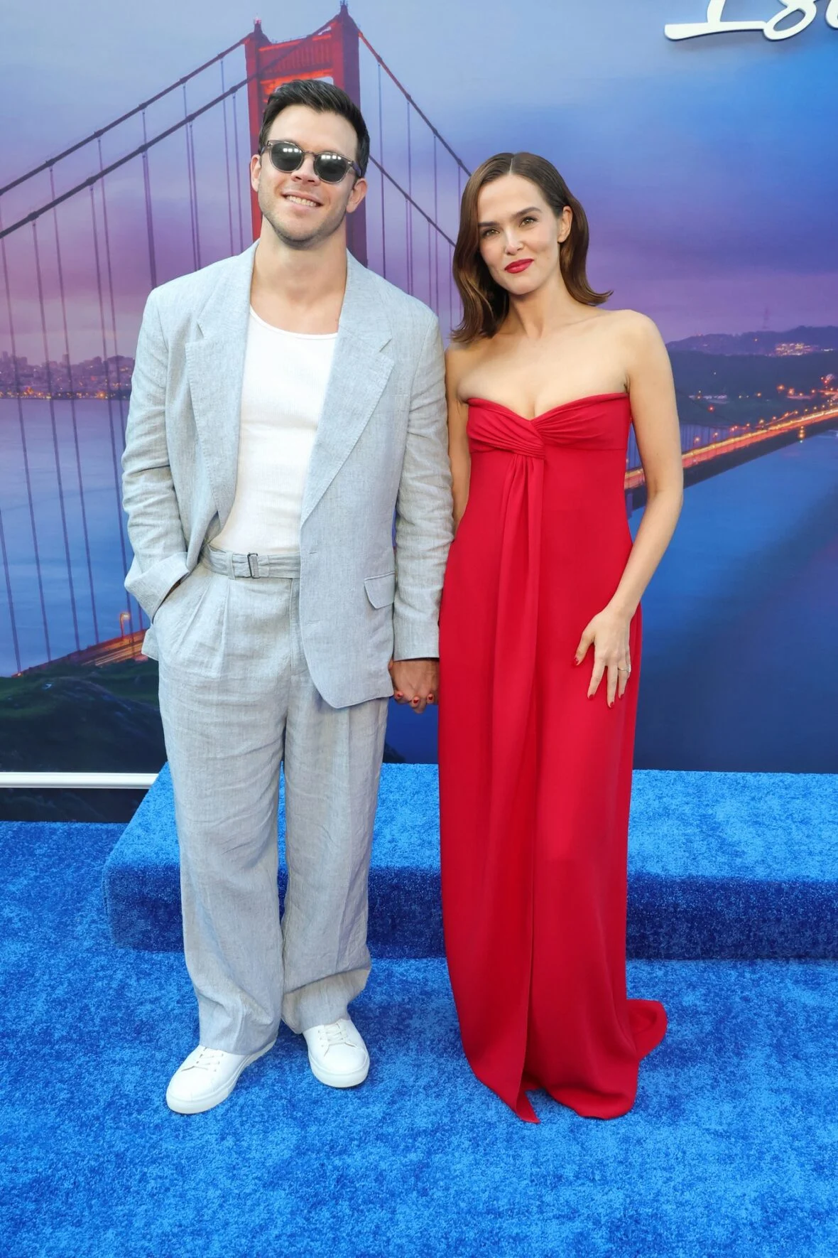 Jimmy Tatro e Zoey Deutch na estreia do correio de voz para Isabelle