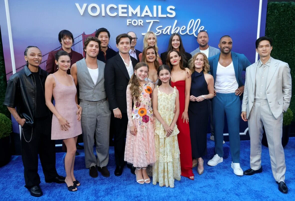 Elenco e equipe nas mensagens de voz para a estreia de Isabelle
