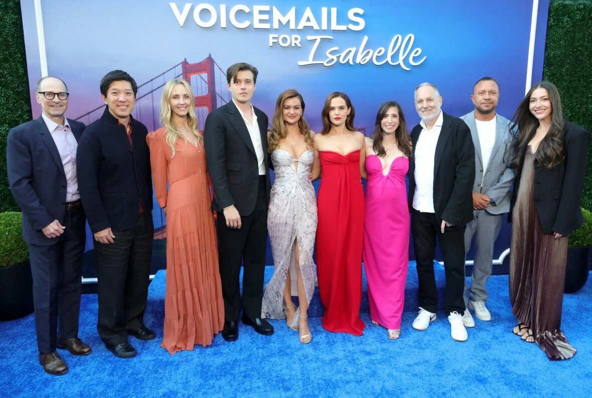 Elenco e equipe nas mensagens de voz para a estreia de Isabelle