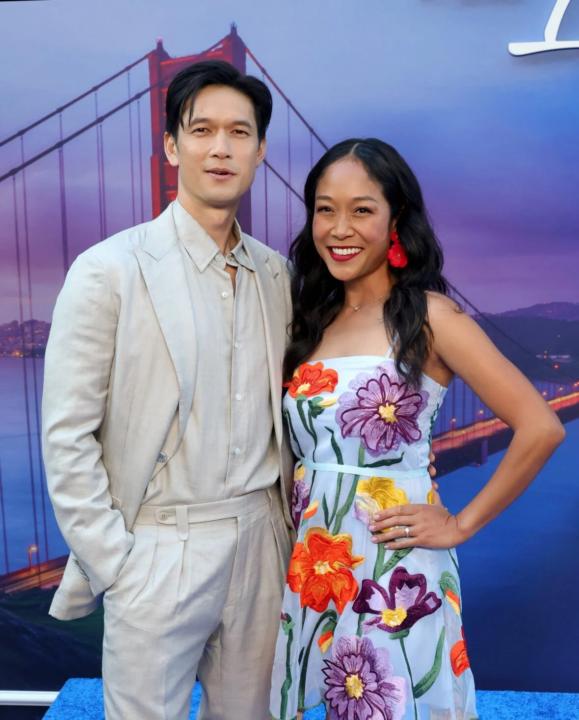 Harry Shum Jr e Shelby Rabara nas mensagens de voz para a estreia de Isabelle