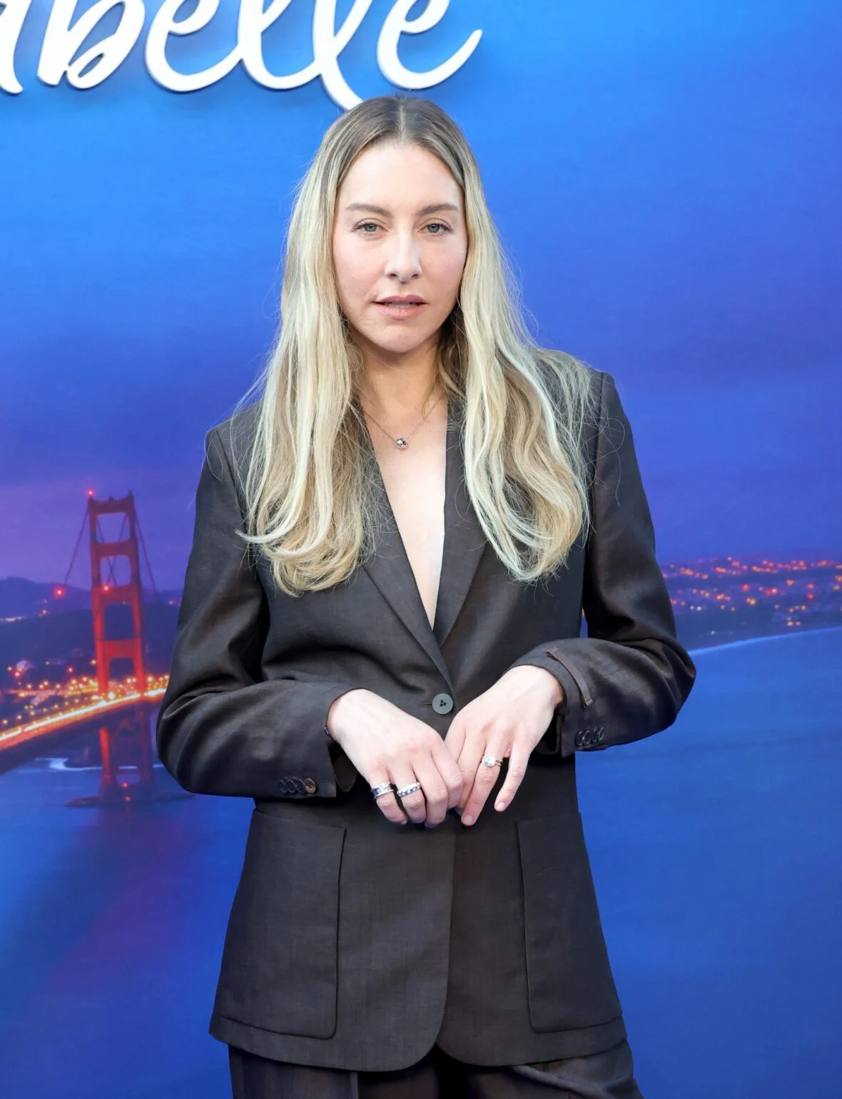 Este Haim na estreia do correio de voz para Isabelle