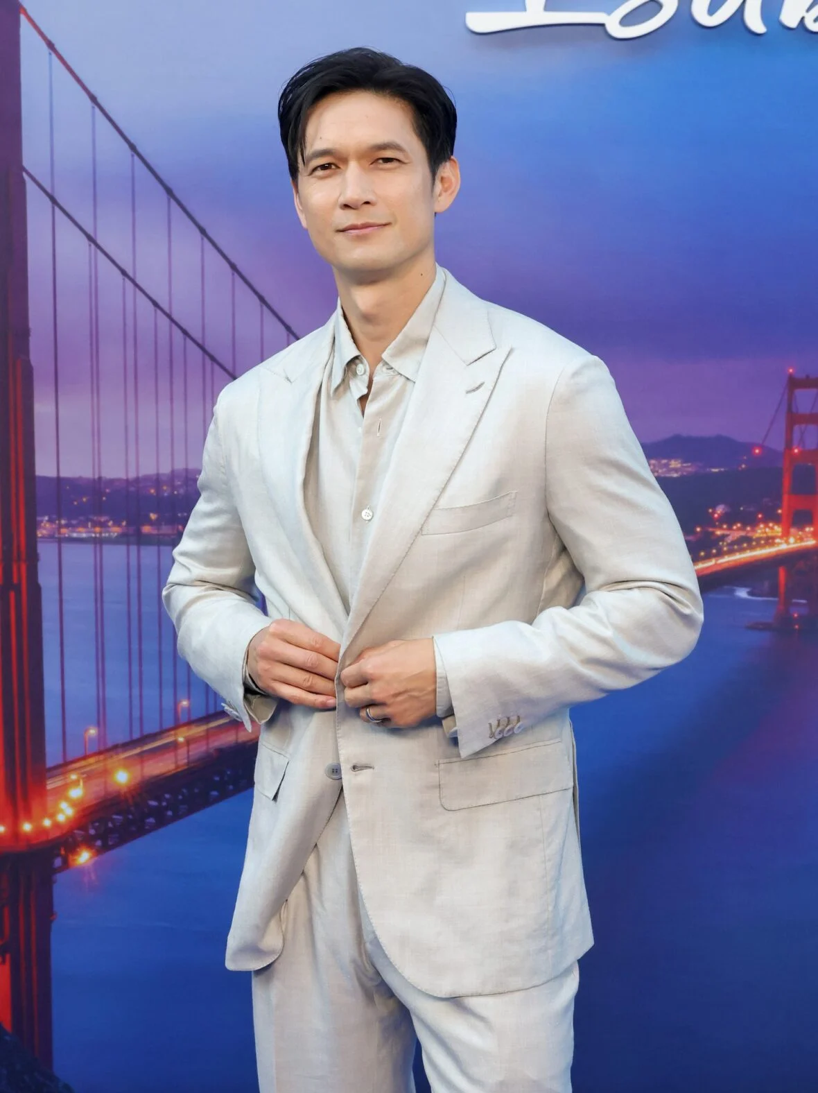 Harry Shum Jr na estreia do correio de voz para Isabelle