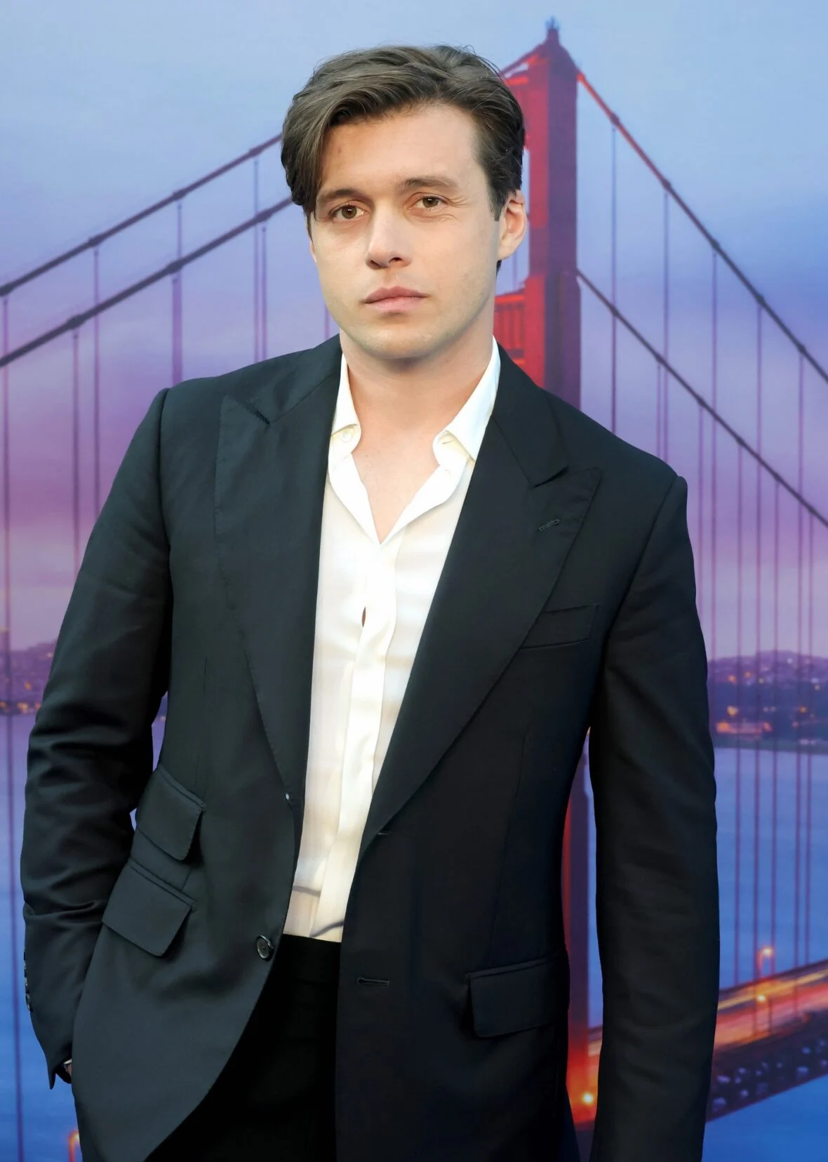 Nick Robinson na estreia do correio de voz para Isabelle