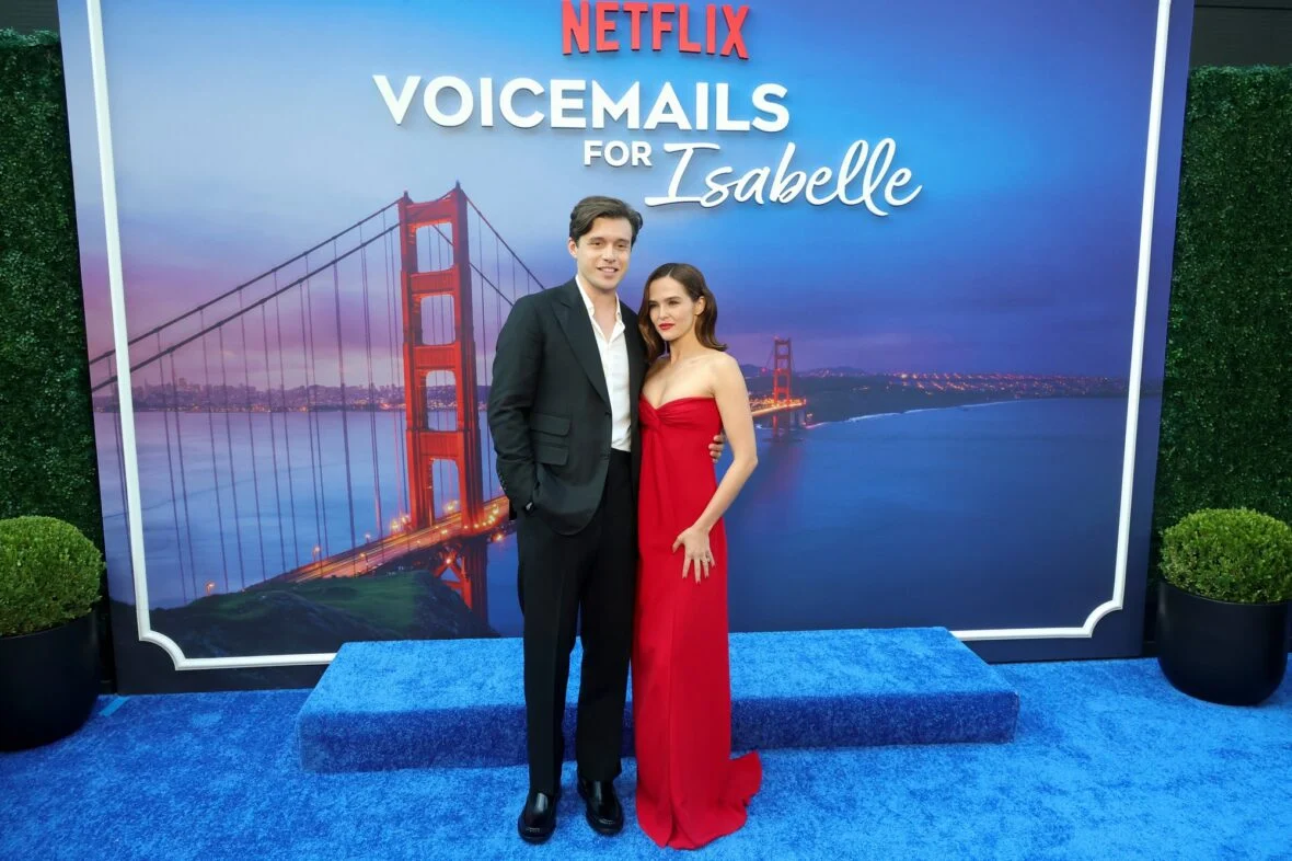 Nick Robinson e Zoey Deutch na estreia do correio de voz para Isabelle