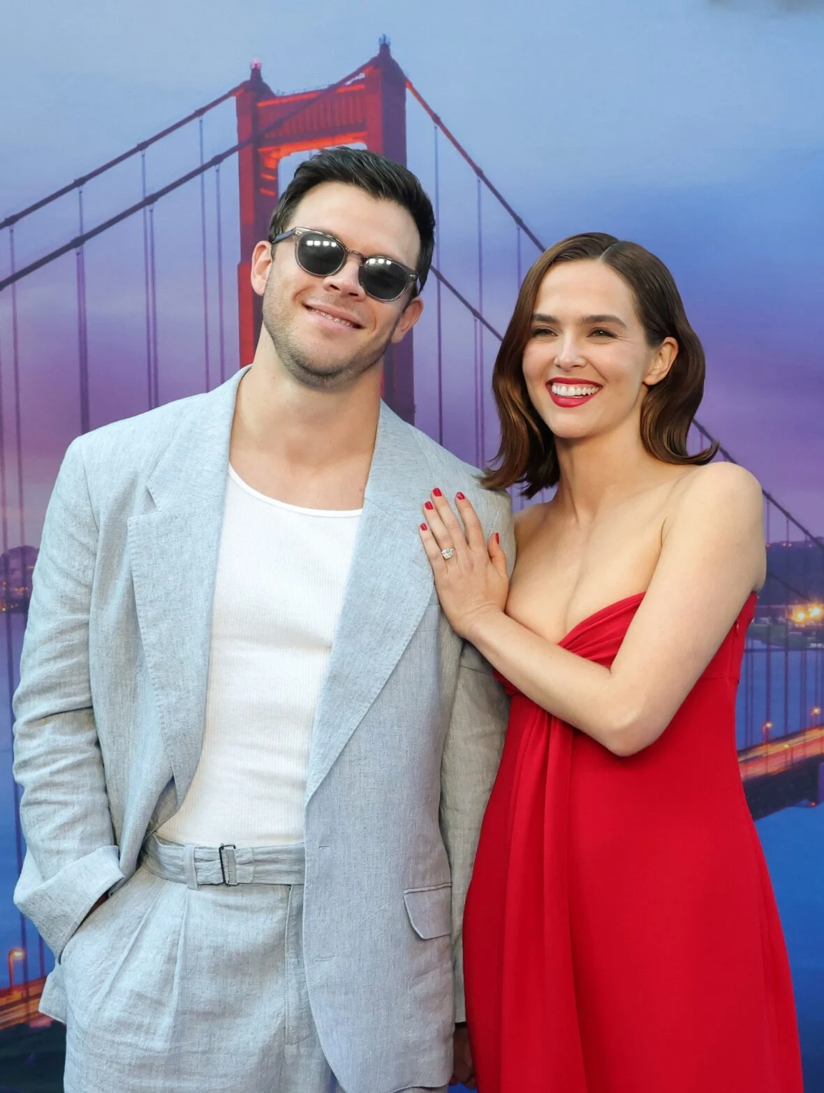 Jimmy Tatro e Zoey Deutch nas mensagens de voz para a estreia de Isabelle