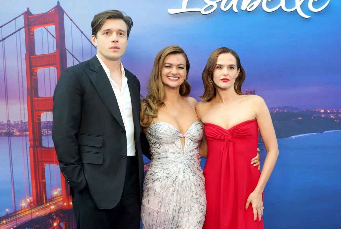 Nick Robinson, Leah McKendrick e Zoey Deutch na estreia do correio de voz para Isabelle
