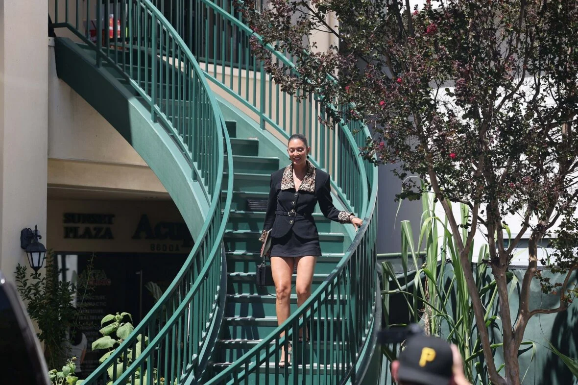 Jordyn Taylor Braff deixando o escritório do Grupo Oppenheim em Los Angeles