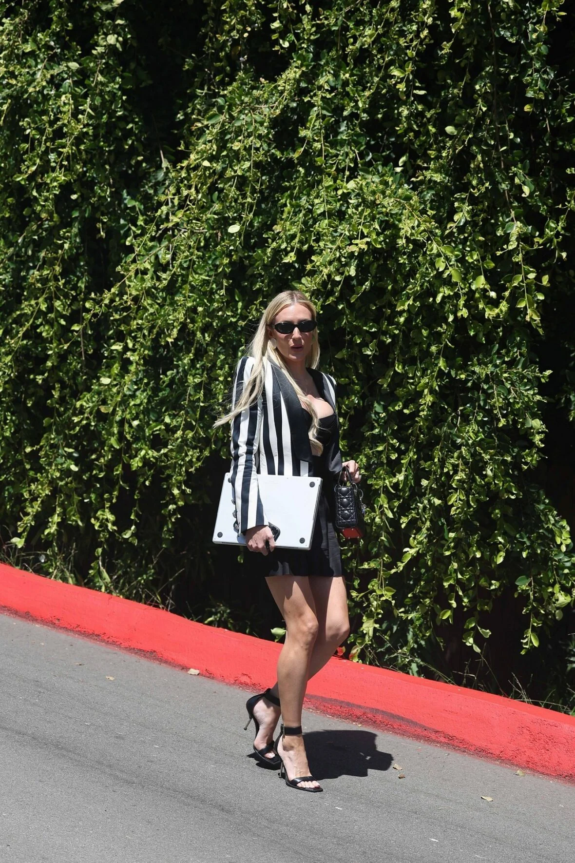 Tara Burns chegando ao escritório do Grupo Oppenheim em Los Angeles