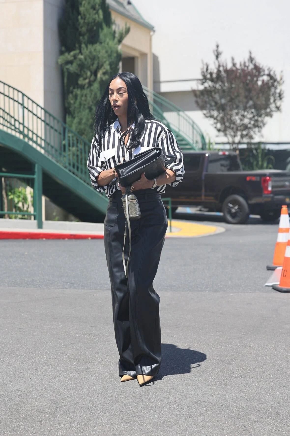 Sasha Lance saindo do escritório do Grupo Oppenheim em Los Angeles