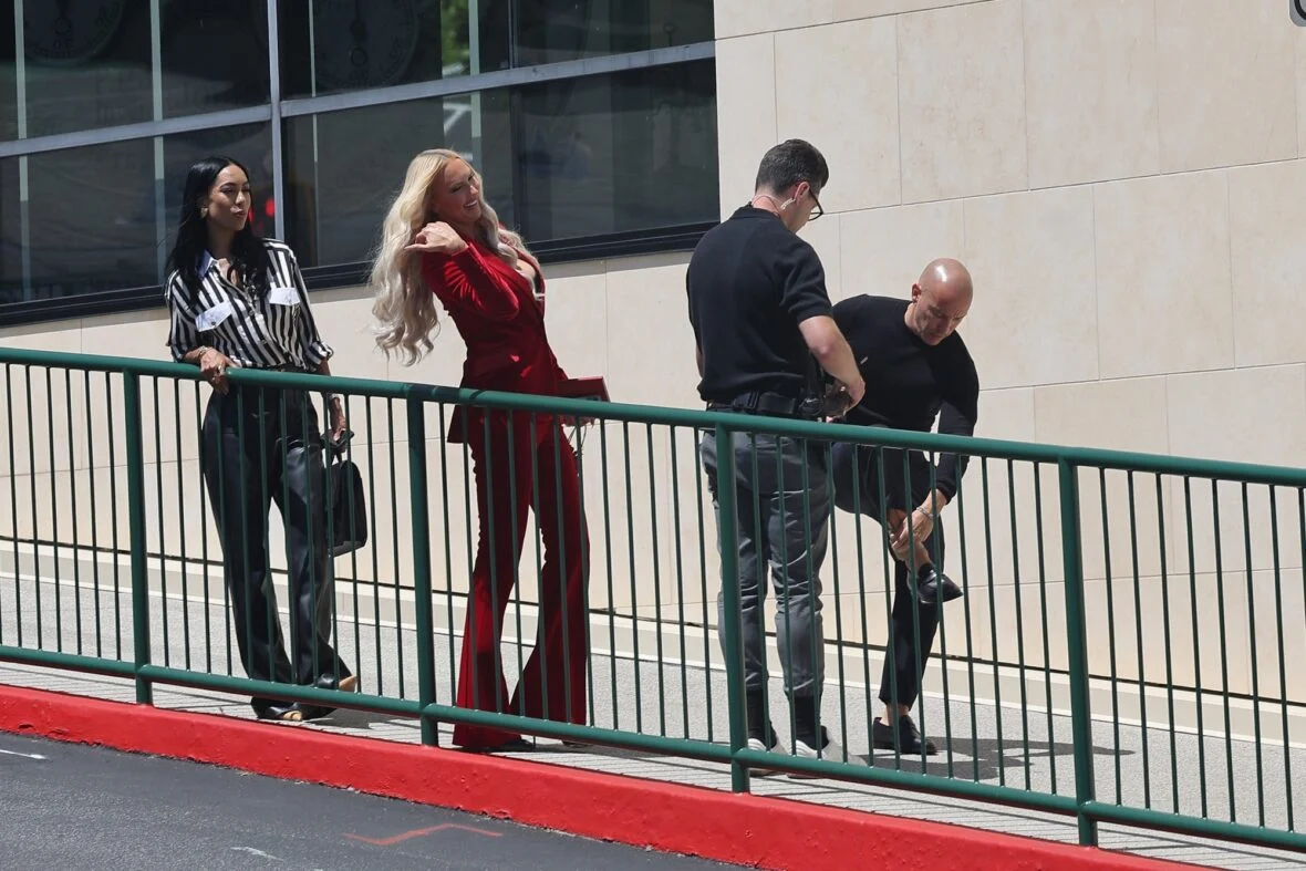 Sasha Lance, Christine Quinn e Brett Oppenheim no escritório do Grupo Oppenheim em Los Angeles