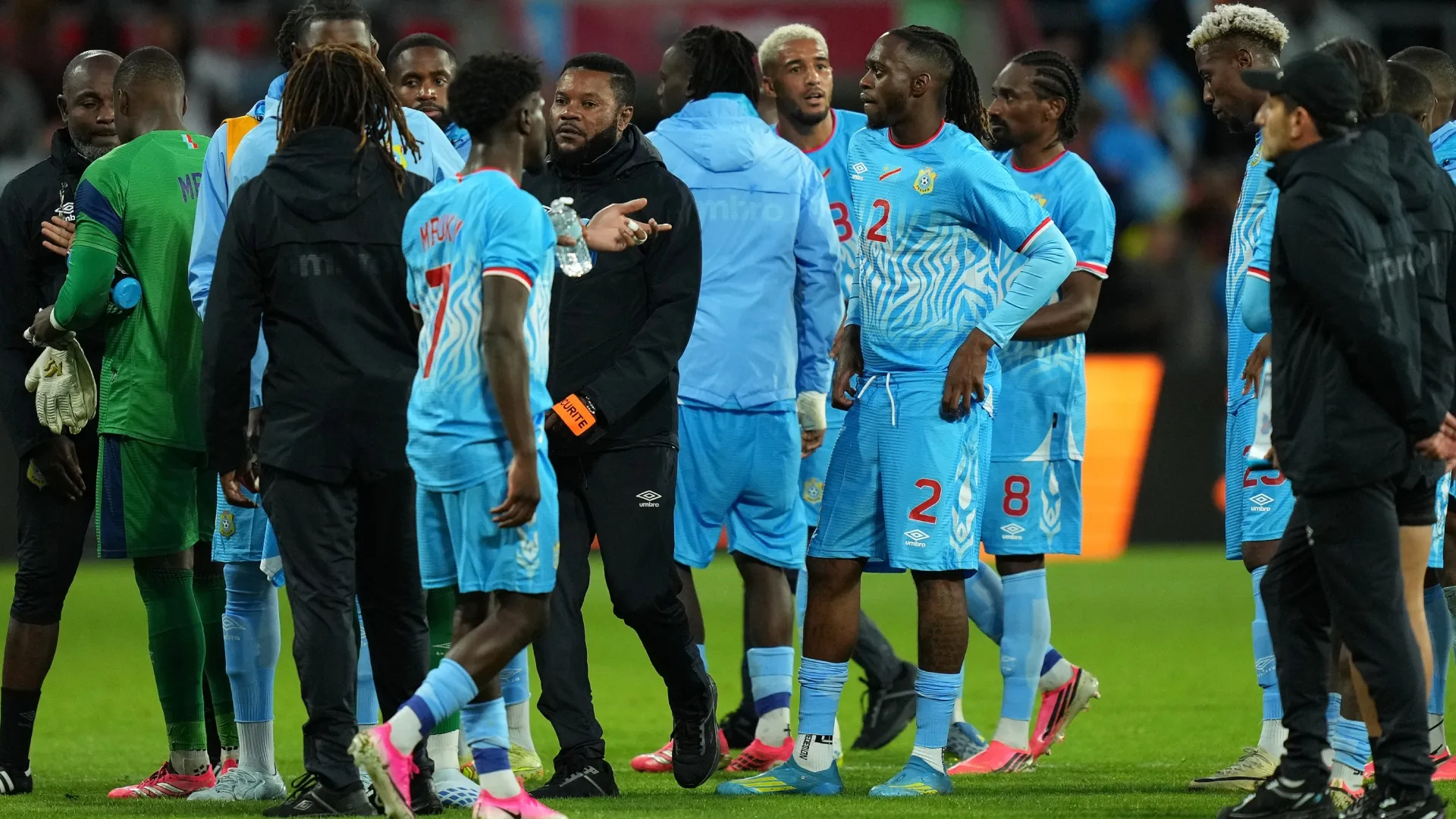 Aaron Wan-Bissaka, da República Democrática do Congo, interage com seus companheiros de equipe.