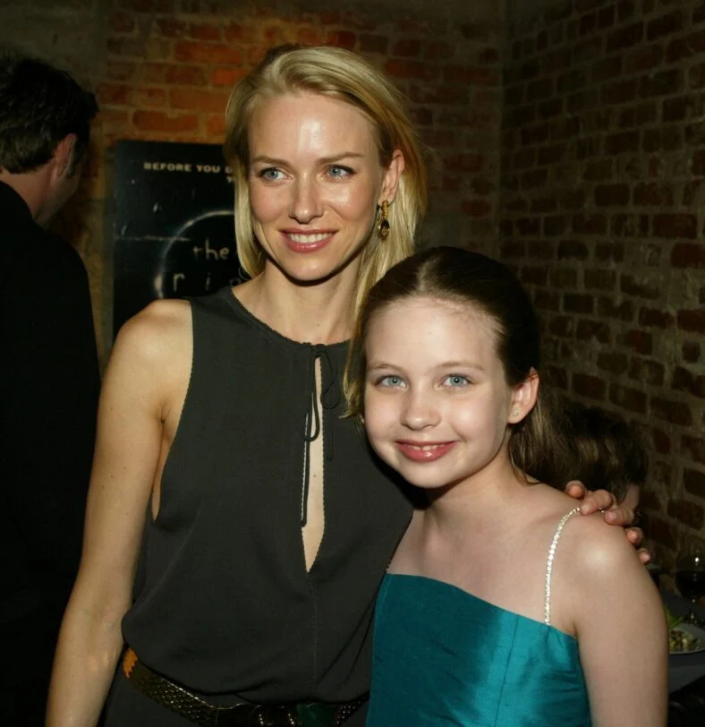 Foto de Daveigh Chase com Naomi Watts