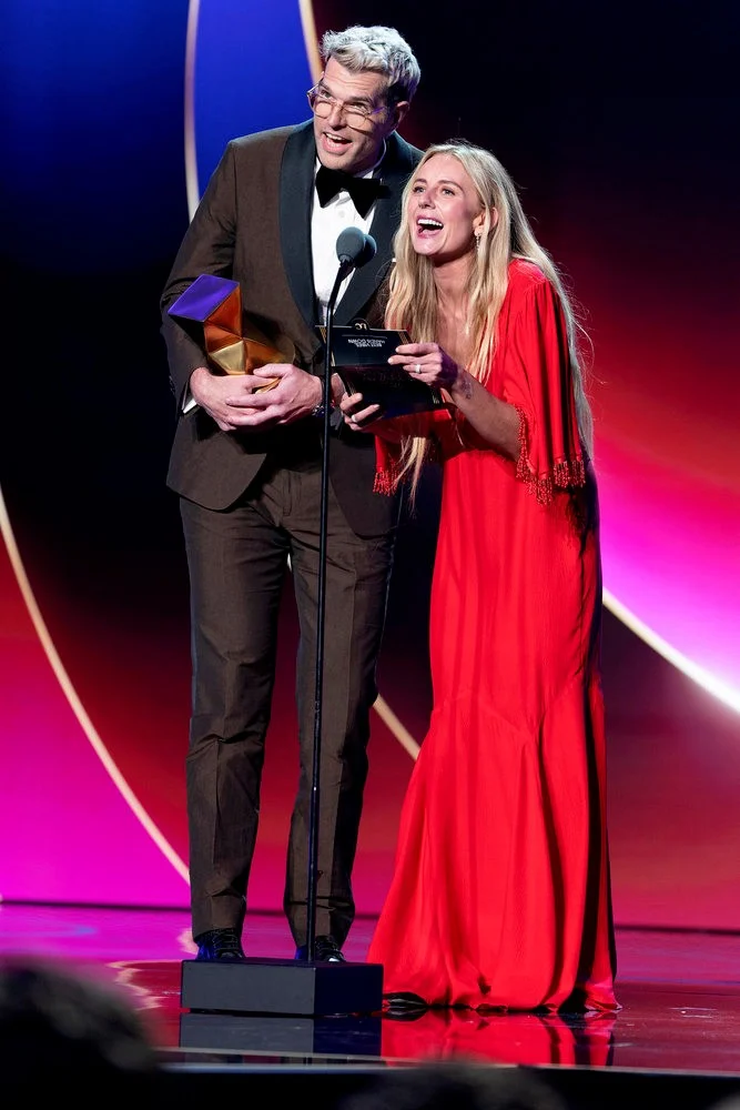 Timothy Simons e Justine Lupe presentes no Las Culturistas Culture Awards