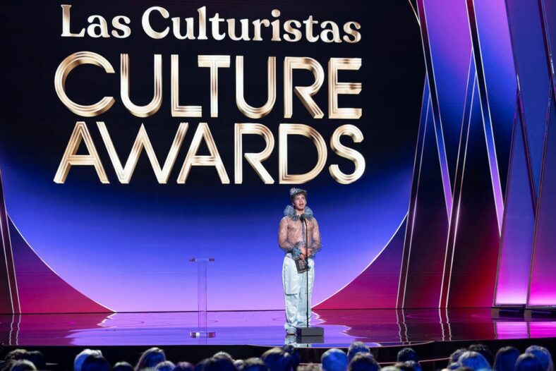 Julio Torres se apresenta no Prêmio Las Culturistas de Cultura