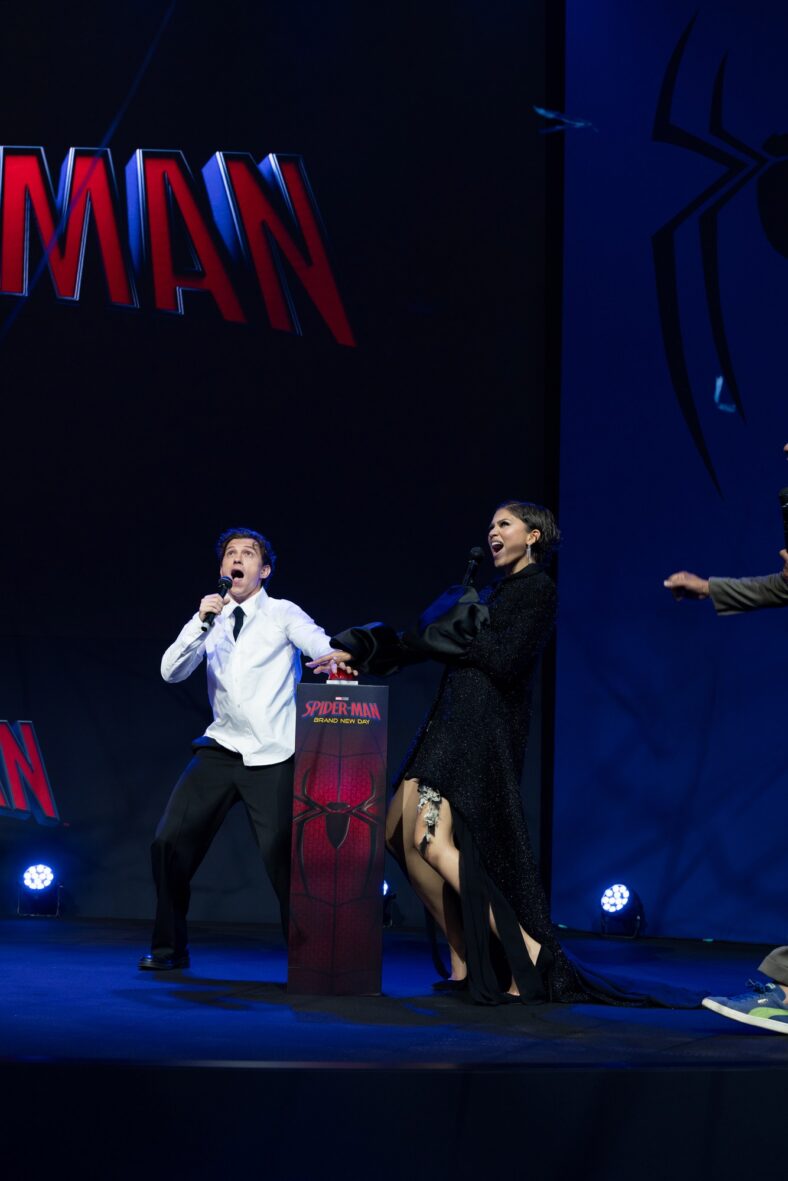 Tom Holland e Zendaya no evento de lançamento do trailer do Novo Dia do Homem-Aranha em Amsterdã