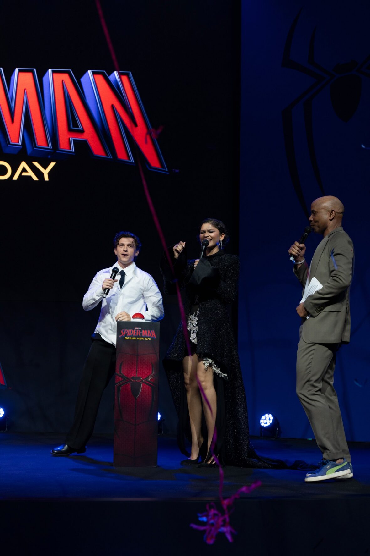 Tom Holland e Zendaya no evento de lançamento do trailer do Novo Dia do Homem-Aranha em Amsterdã