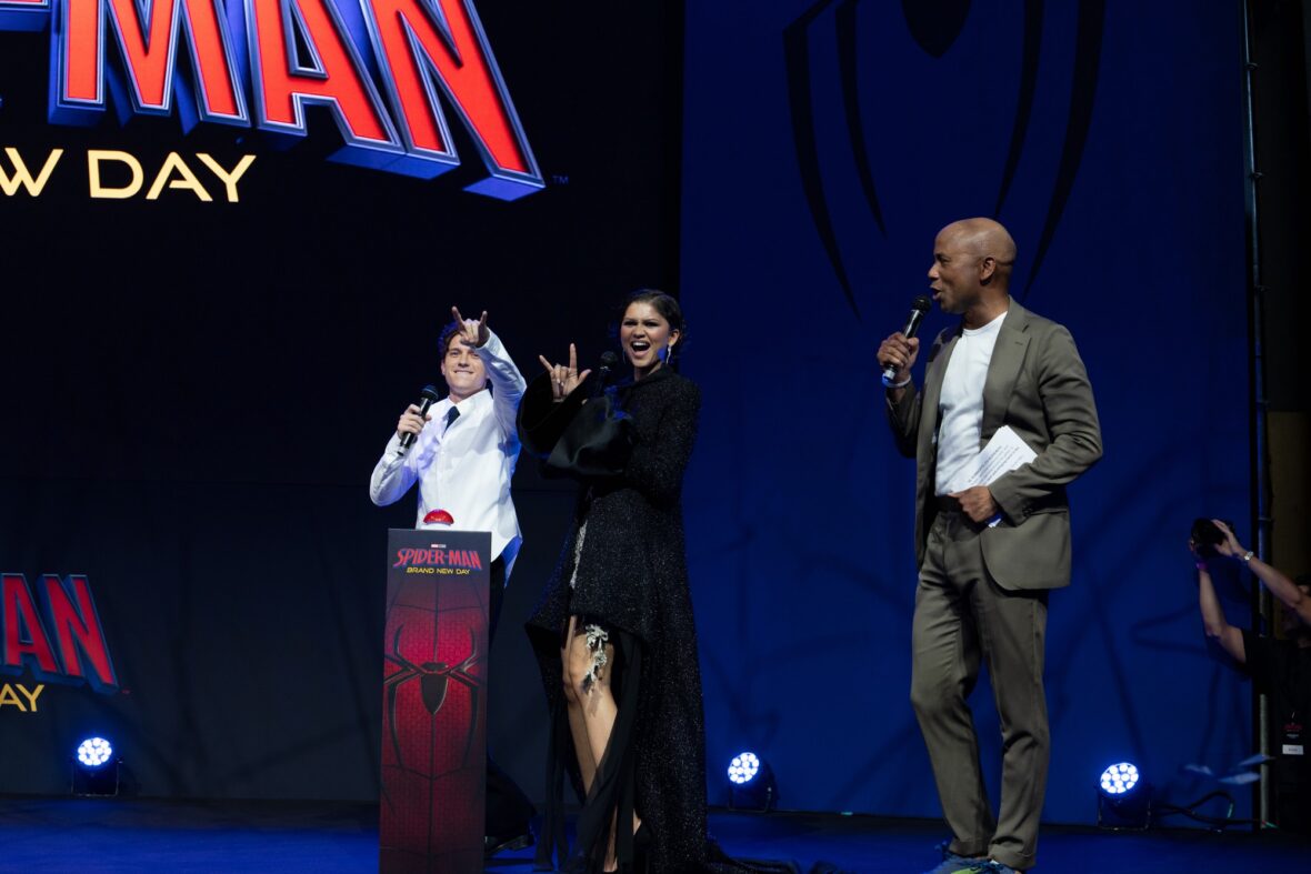 Tom Holland e Zendaya no evento de lançamento do trailer do Novo Dia do Homem-Aranha em Amsterdã