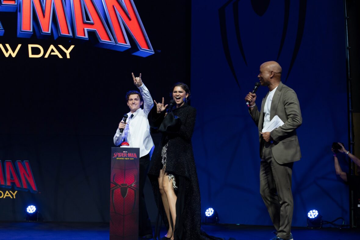 Tom Holland e Zendaya no evento de lançamento do trailer do Novo Dia do Homem-Aranha em Amsterdã