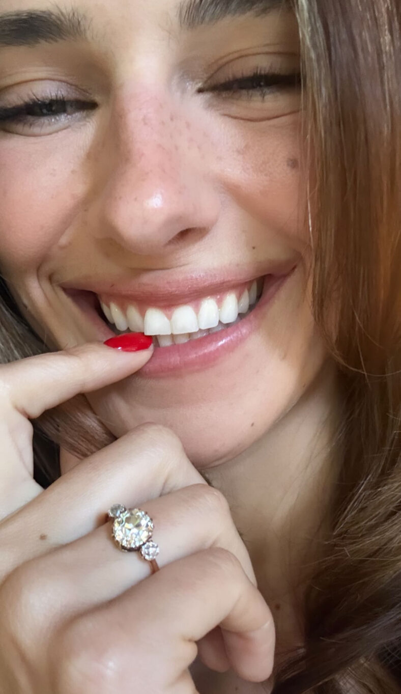 Devon Lee Carlson mostra anel de noivado na história do Instagram