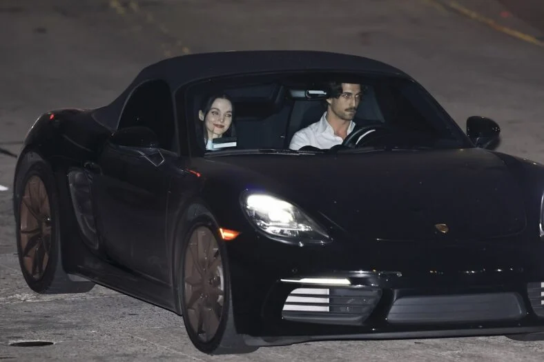 Dove Cameron e Damiano David namoram à noite em Los Angeles