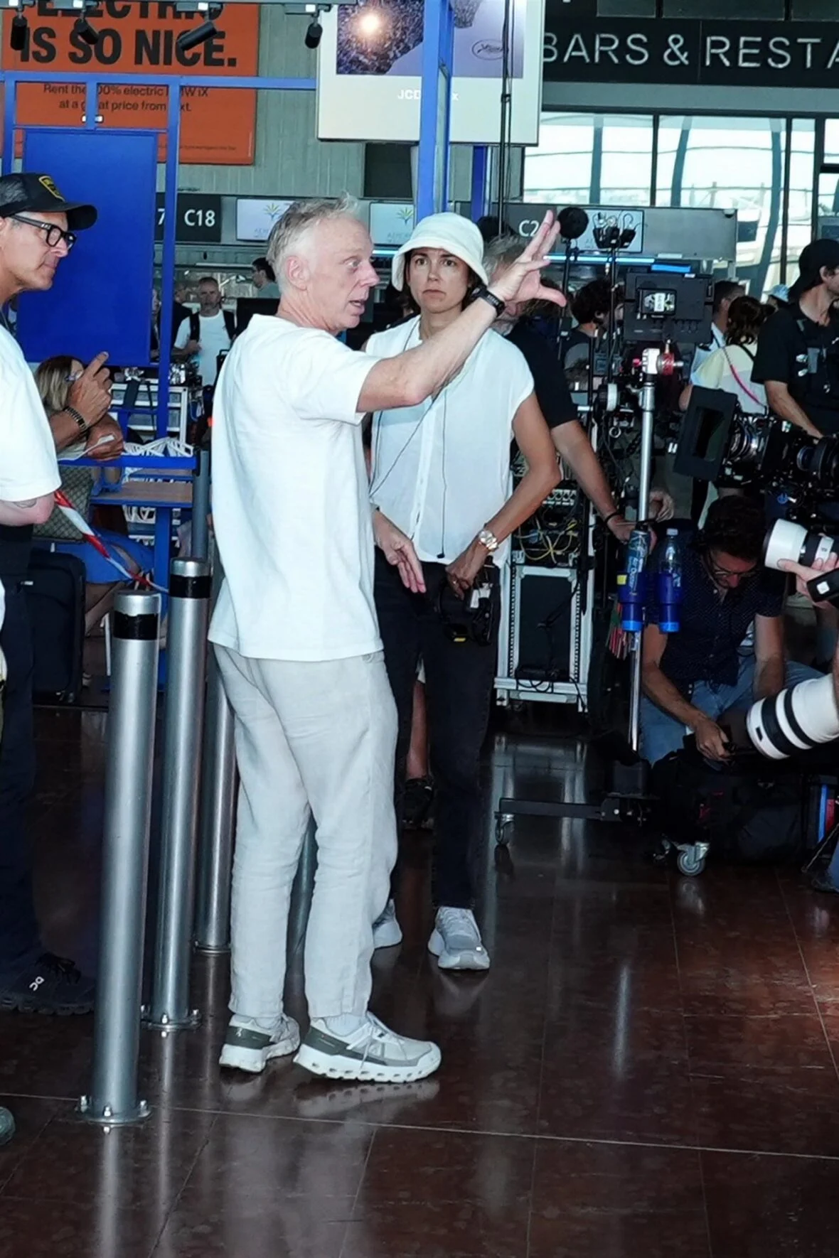 O elenco da White Lotus filma no aeroporto de Nice