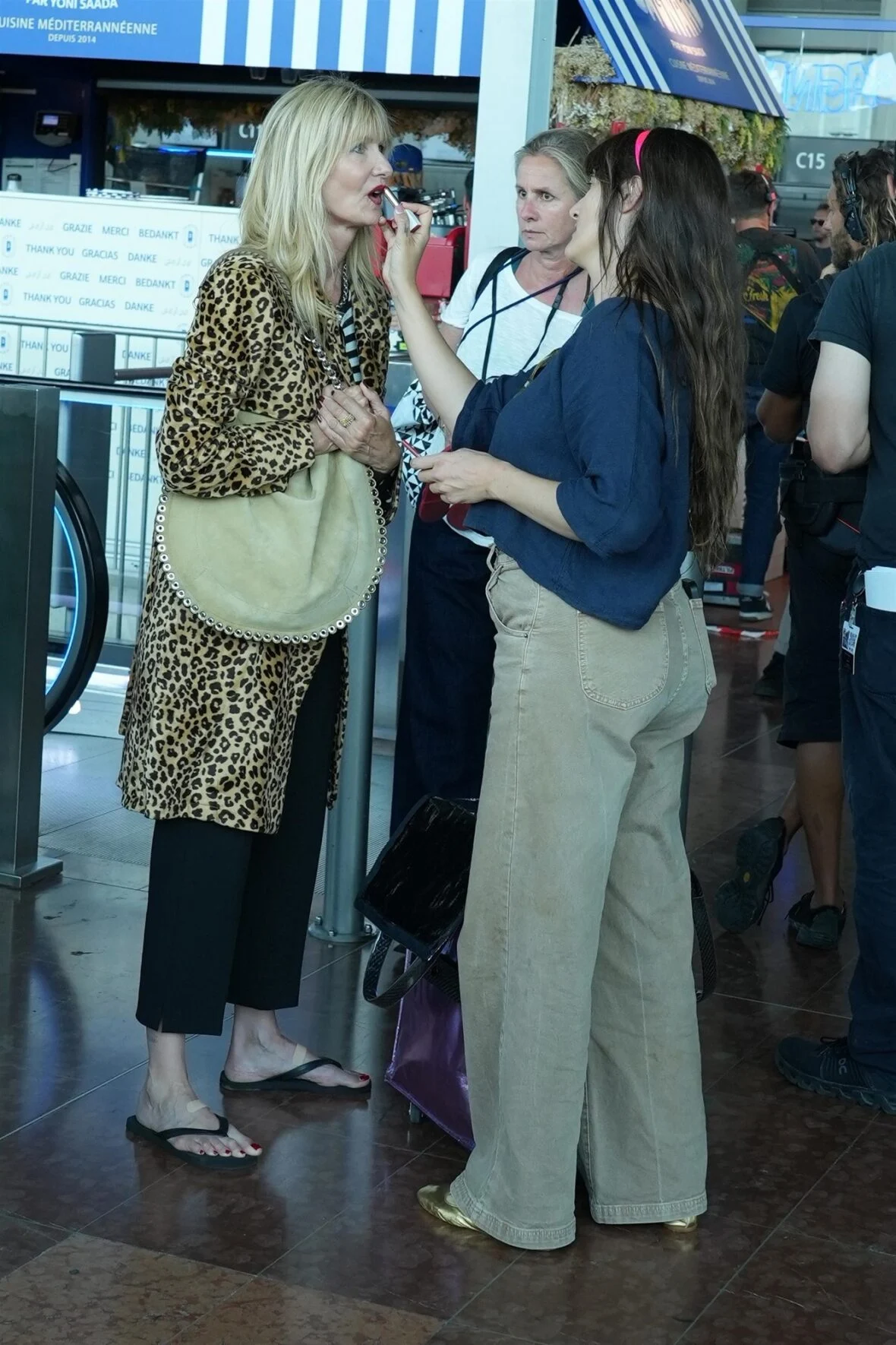 O elenco da White Lotus filma no aeroporto de Nice