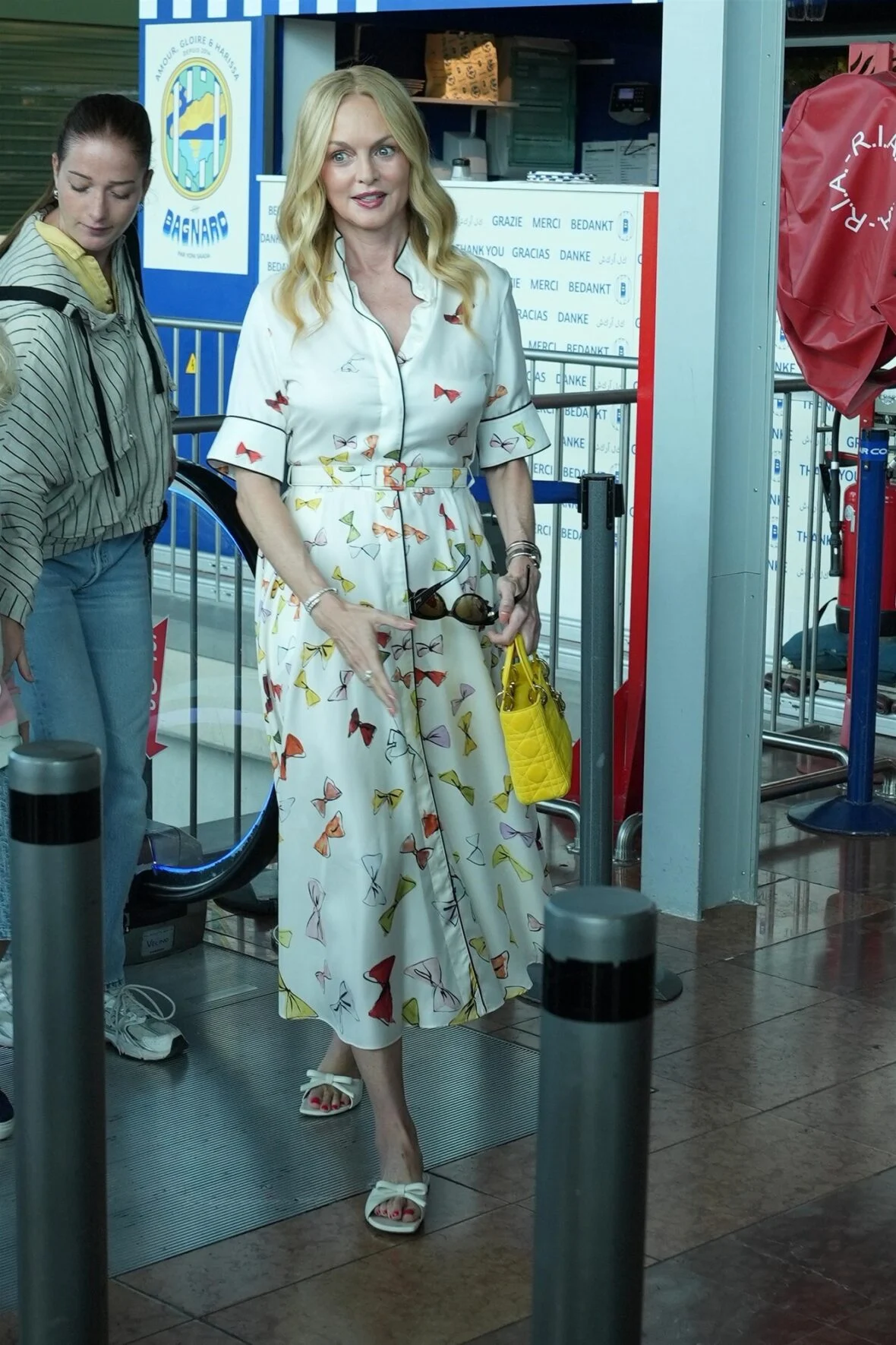 O elenco da White Lotus filma no aeroporto de Nice