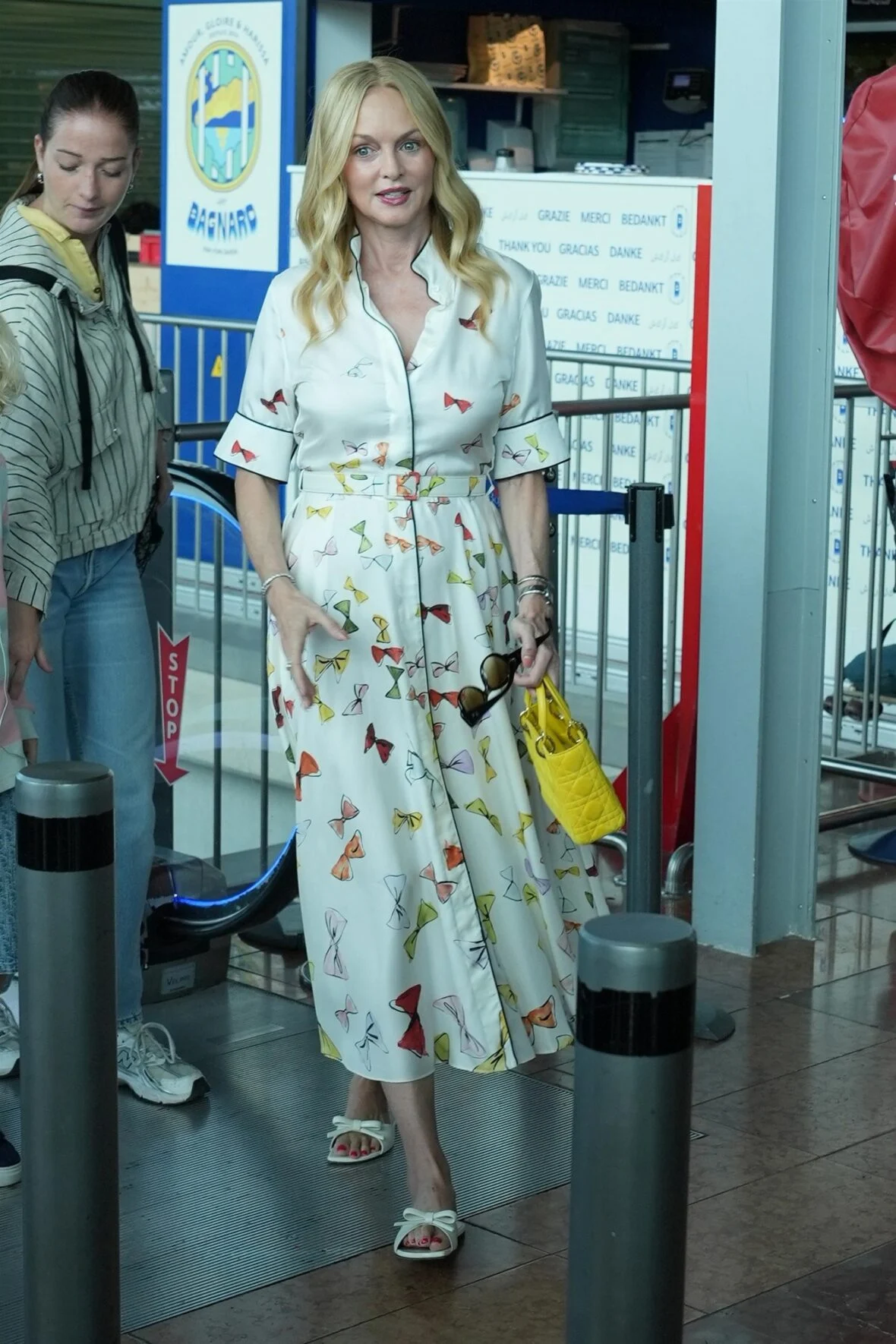 O elenco da White Lotus filma no aeroporto de Nice