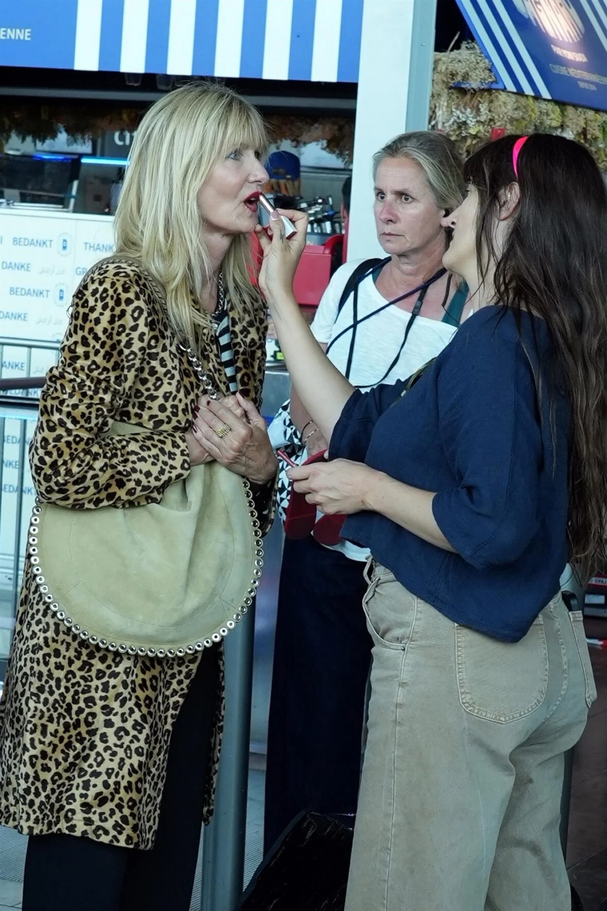 O elenco da White Lotus filma no aeroporto de Nice