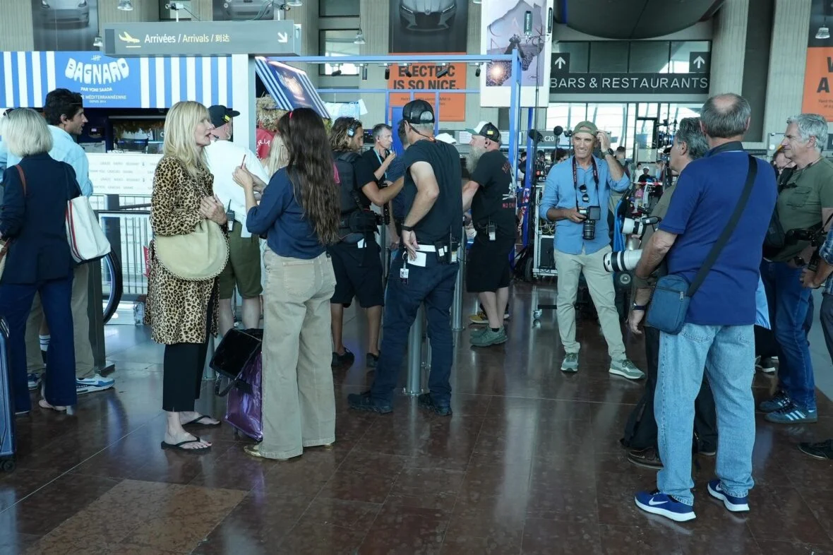 O elenco da White Lotus filma no aeroporto de Nice