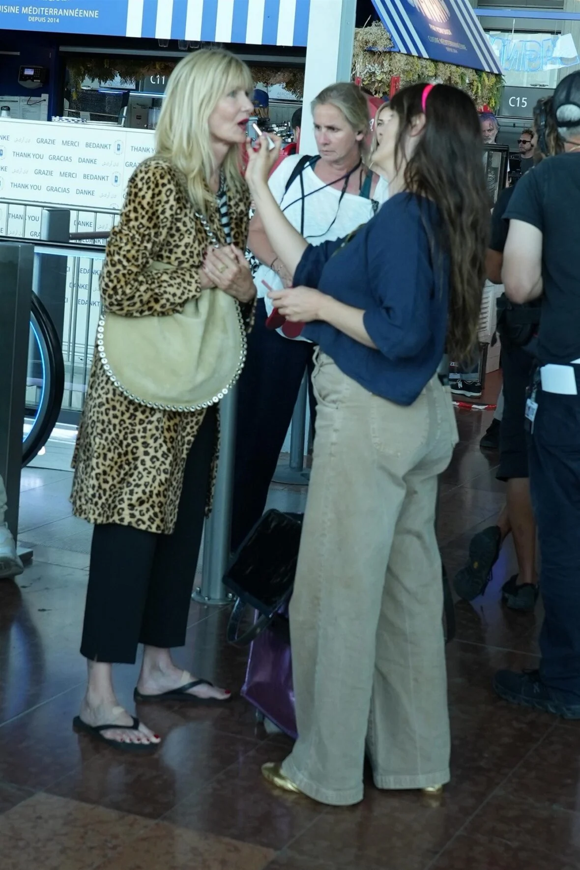 O elenco da White Lotus filma no aeroporto de Nice