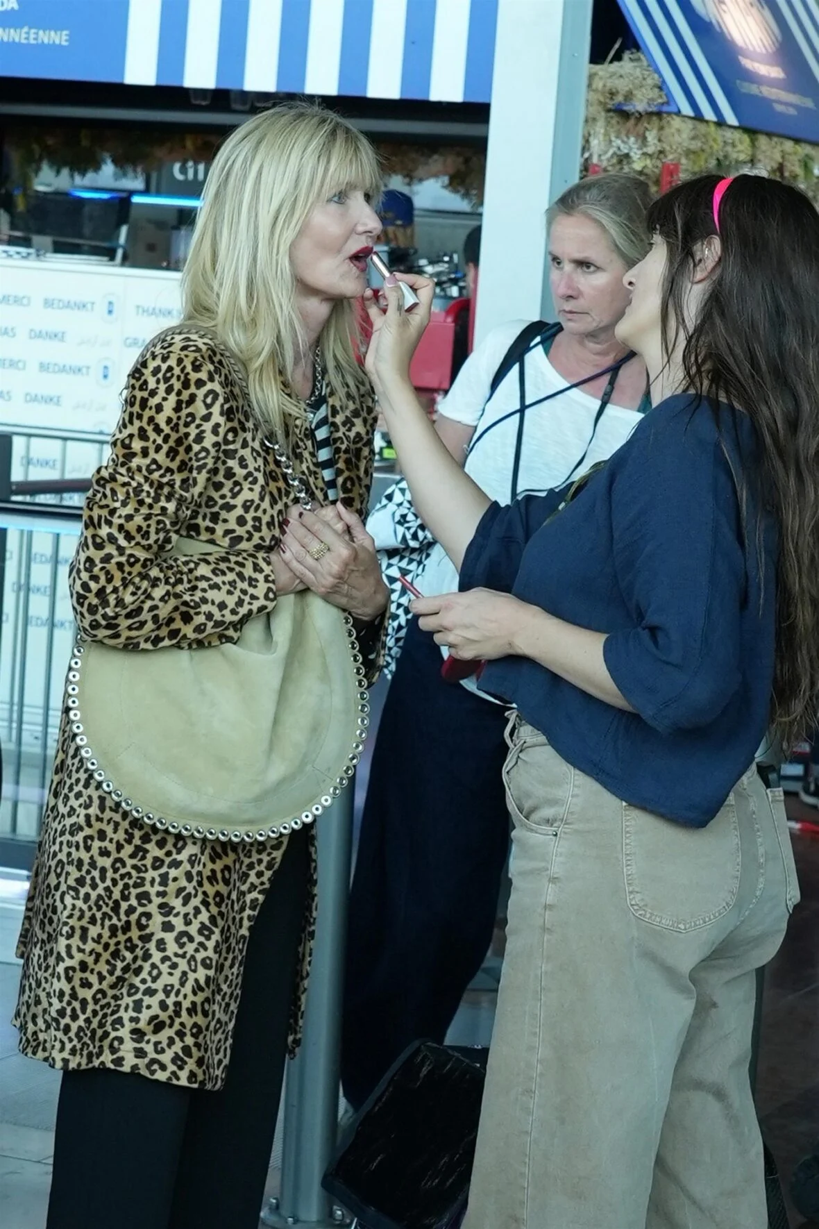 O elenco da White Lotus filma no aeroporto de Nice