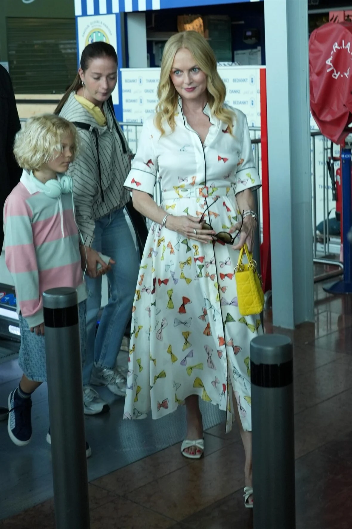 O elenco da White Lotus filma no aeroporto de Nice