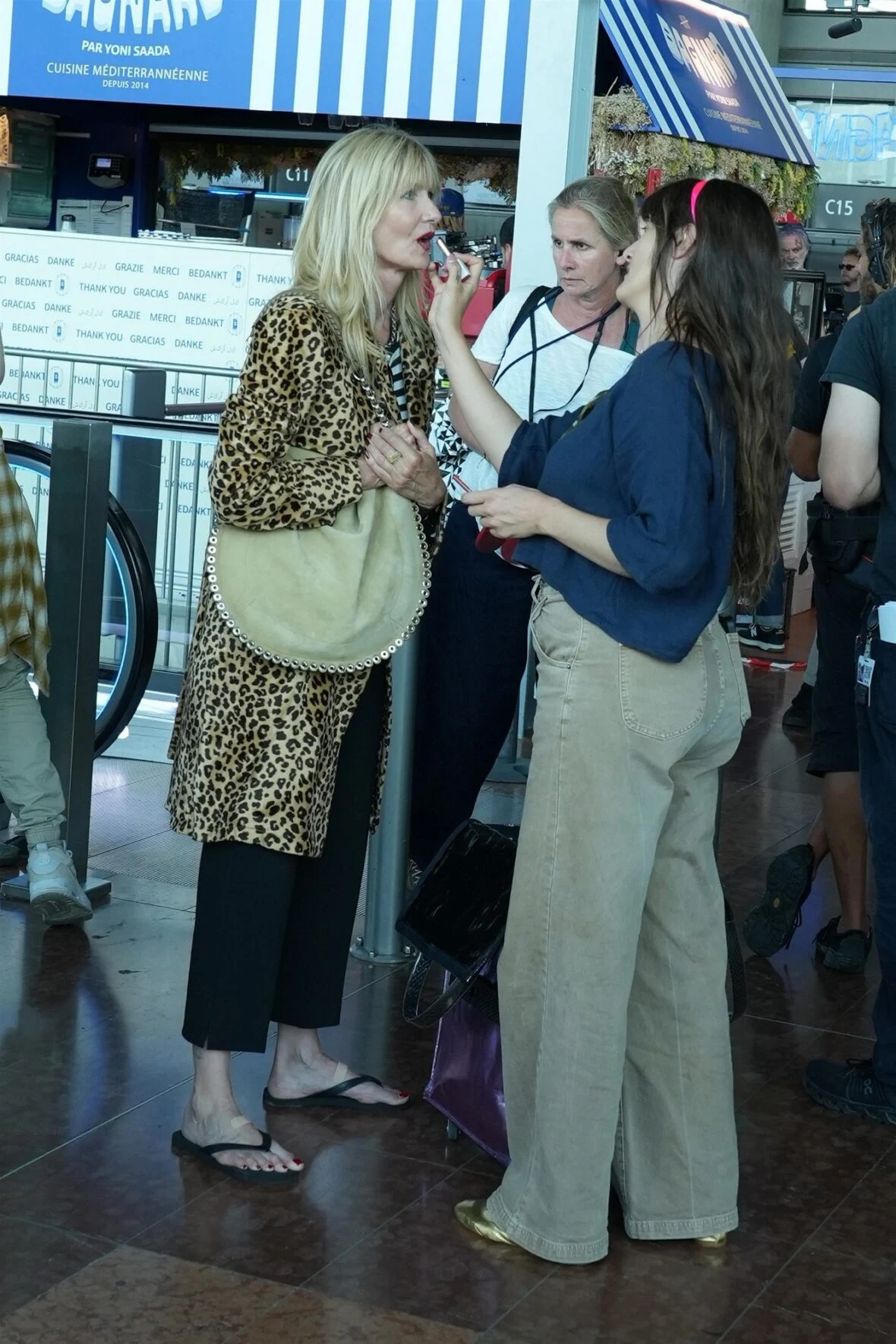 O elenco da White Lotus filma no aeroporto de Nice