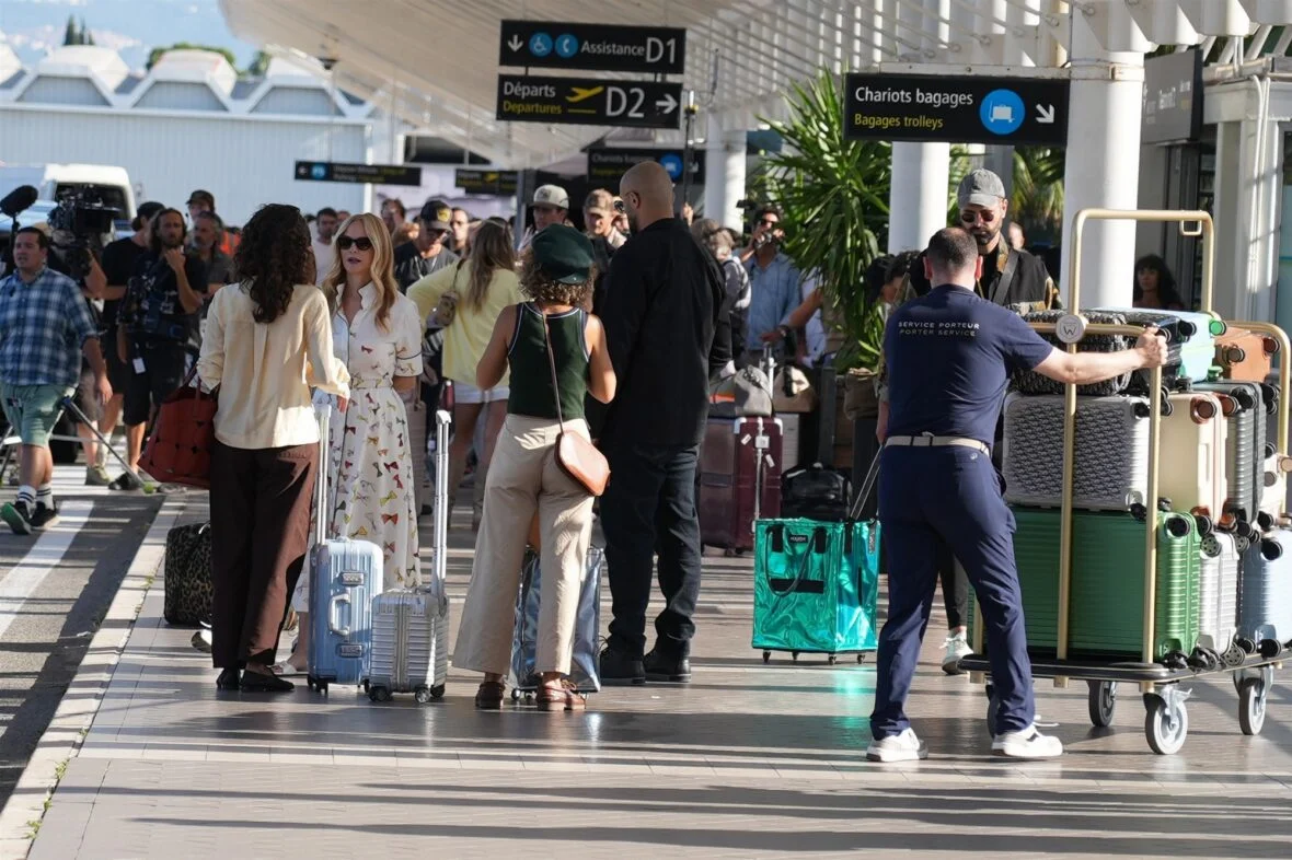 O elenco da White Lotus filma no aeroporto de Nice