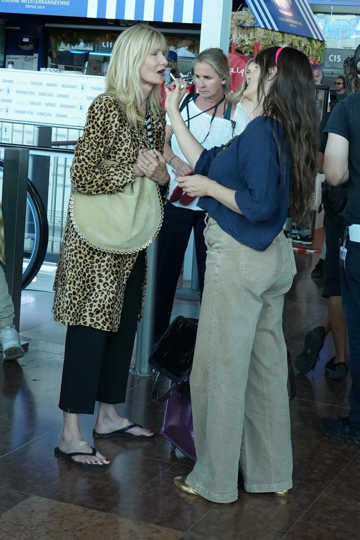 O elenco da White Lotus filma no aeroporto de Nice