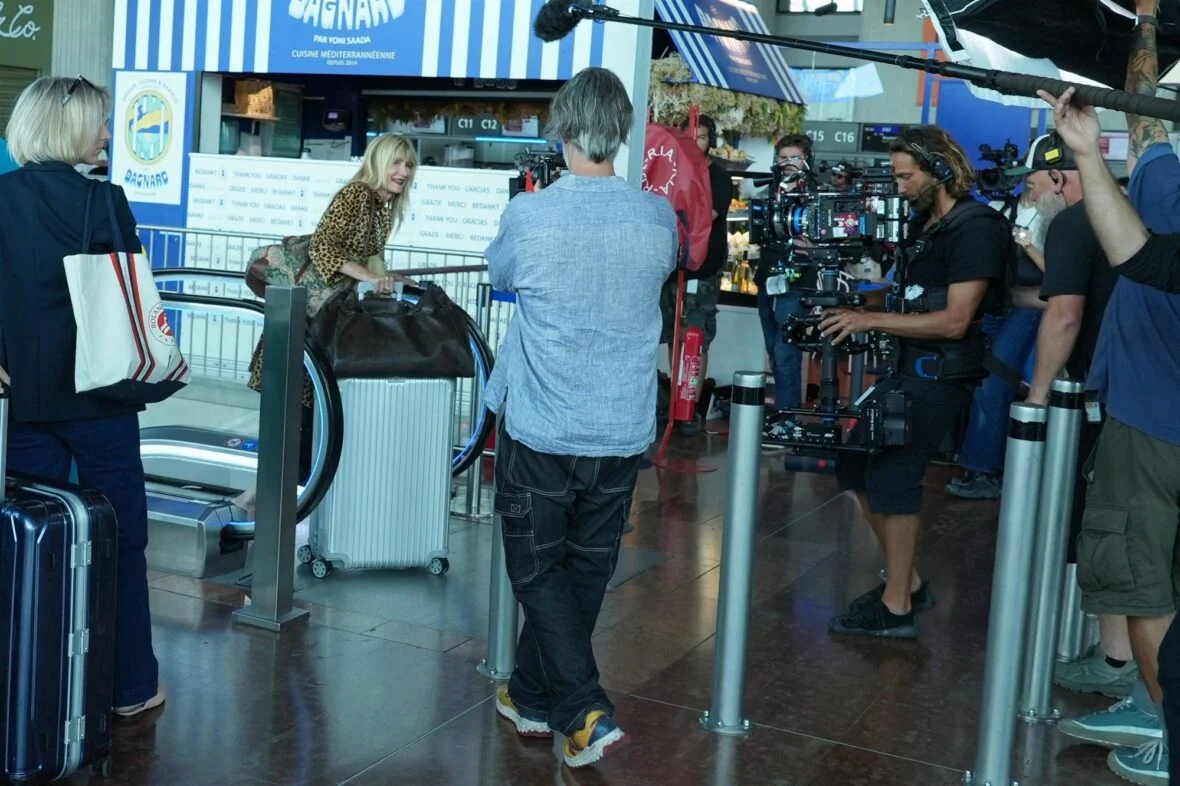 O elenco da White Lotus filma no aeroporto de Nice