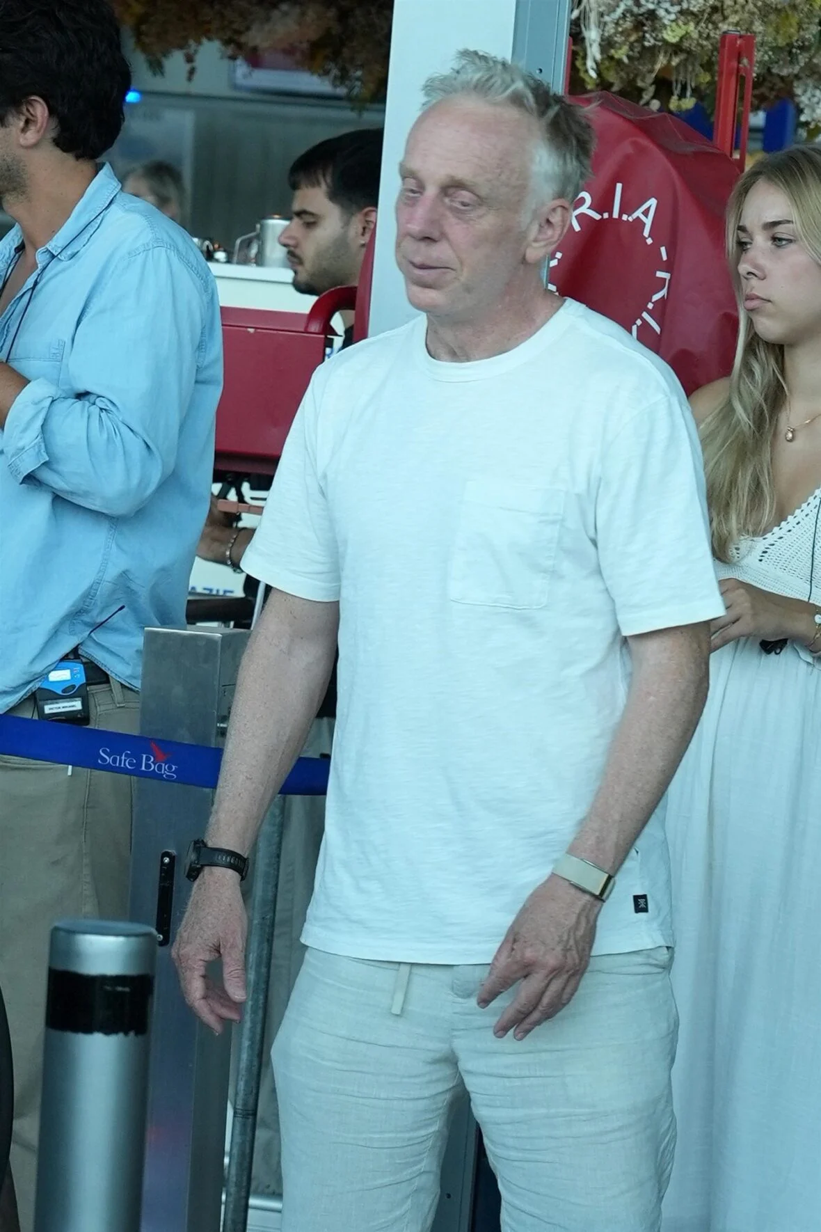 O elenco da White Lotus filma no aeroporto de Nice