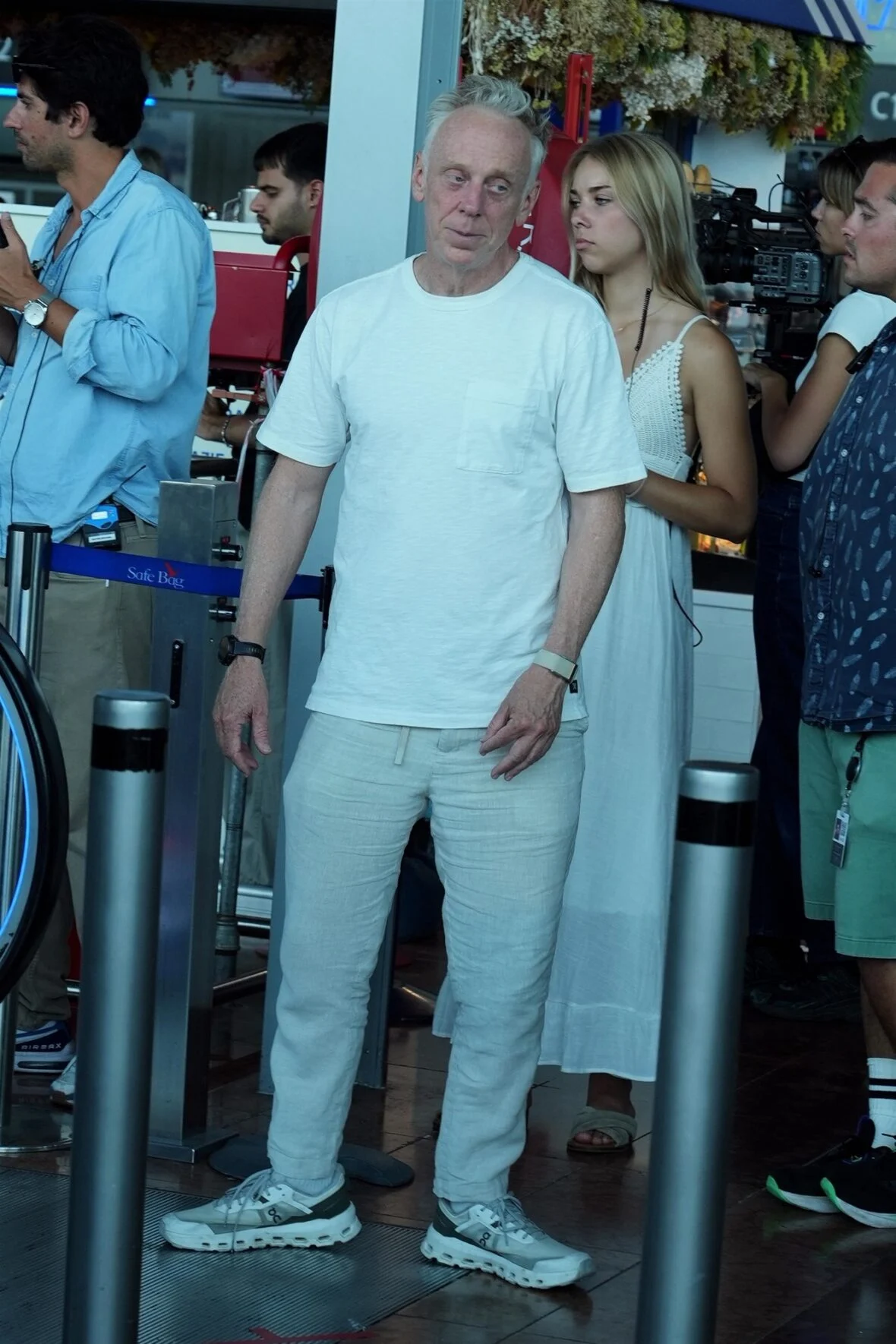 O elenco da White Lotus filma no aeroporto de Nice