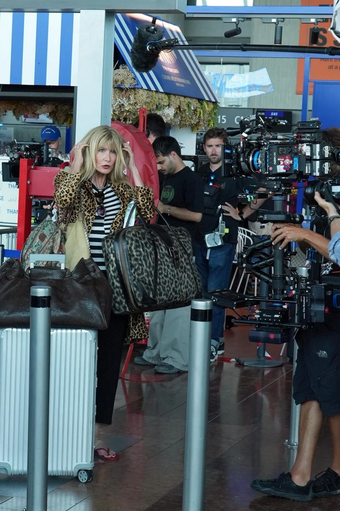 O elenco da White Lotus filma no aeroporto de Nice