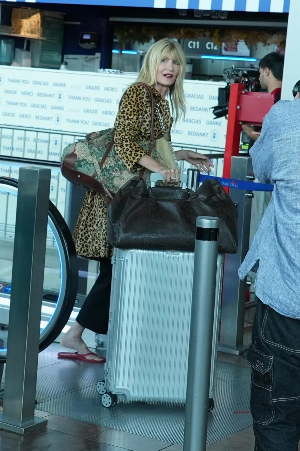 O elenco da White Lotus filma no aeroporto de Nice