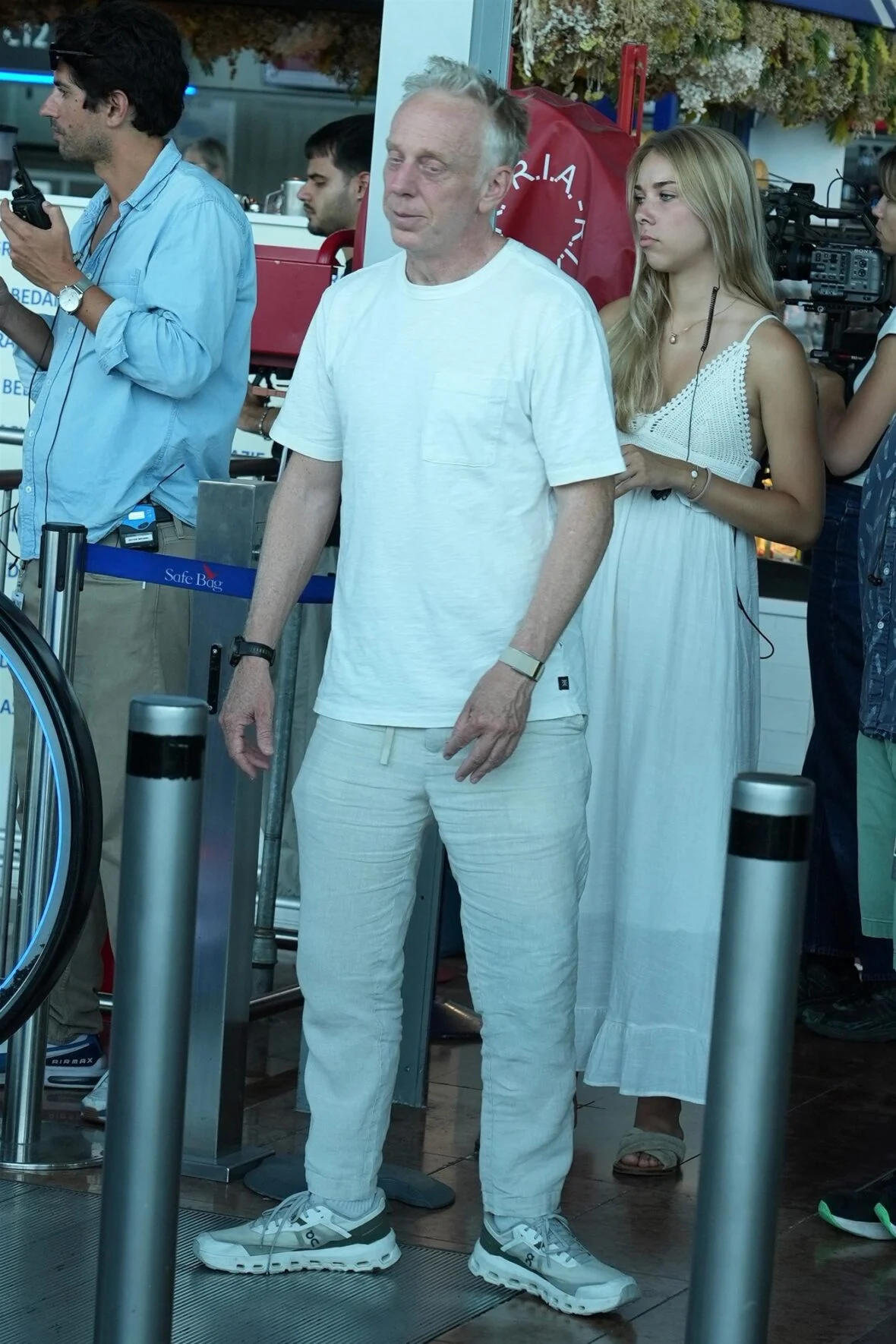 O elenco da White Lotus filma no aeroporto de Nice