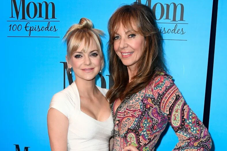 Anna Faris fala sobre saída da mãe